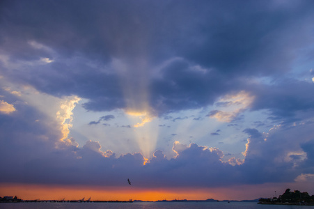 在海上，泰国漂亮的夕阳的天空