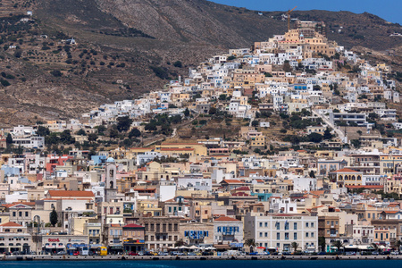 令人惊叹的全景图 Ermopoli 镇锡罗斯岛，希腊