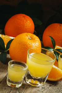 在大和小杯鲜橙汁
