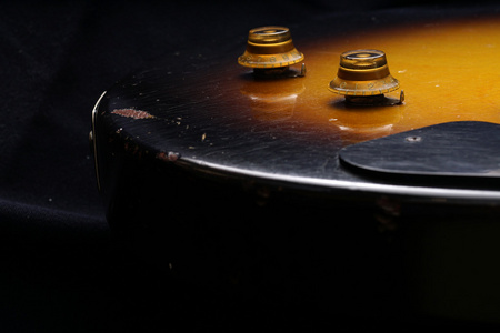 旧的电吉他的特写。细节，选择性焦点