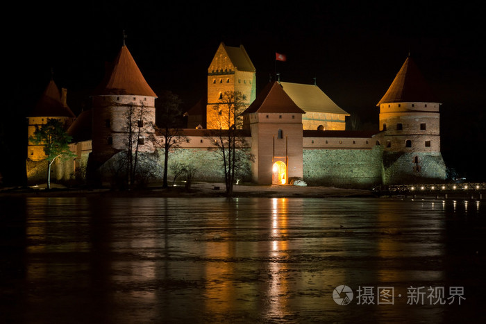 在晚上 trakai 城堡
