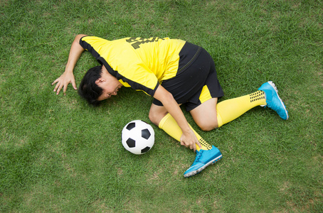 黄躺在球场上受伤的足球队员