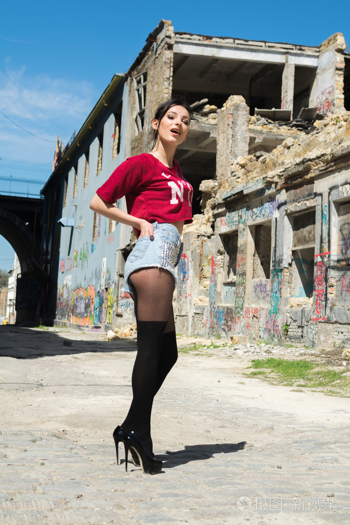 牛仔短裤的坏女孩