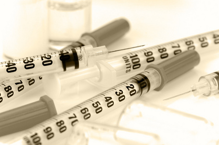 胰岛素注射器与 29 g。白色背景上针