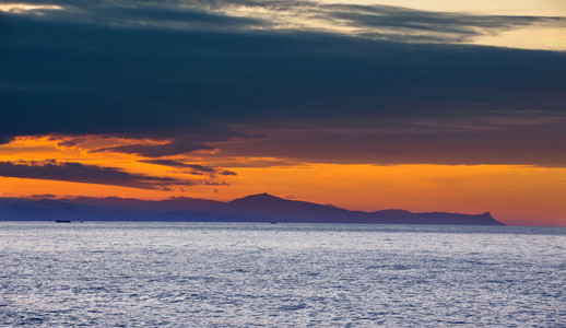 夕阳和海面波