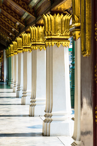 白色的柱子，在曼谷，泰国大皇宫