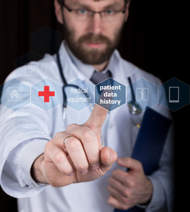 技术 互联网和网络中医学概念   医生按病人数据历史按钮在虚拟屏幕上。互联网技术在医学