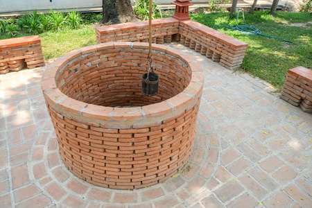 花园里井承压井水位在花园里照片