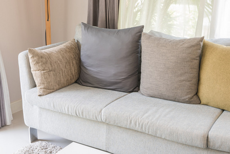 现代沙发和在客厅里的枕头