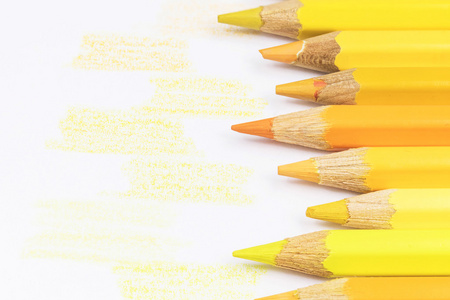 黄色蜡笔和绘制黄色样品