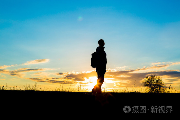在轮廓徒步翻越天空的女孩