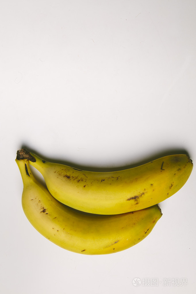 白色背景的两个黄色香蕉