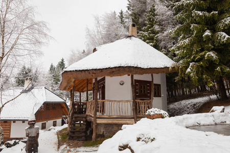 冬季仙境村间木房子里