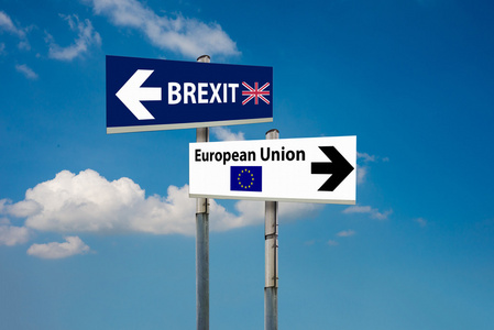 道路交通标志欧盟和 Brexit 和蓝蓝的天空