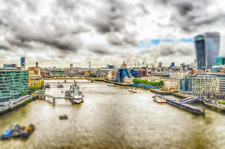 泰晤士河伦敦的鸟瞰。 倾斜移位效果