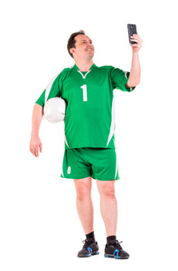 穿着绿色运动服摆姿势的成熟男人