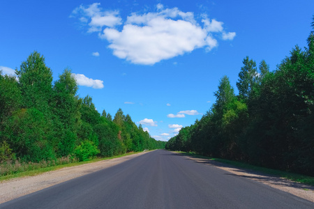 空旷的公路，绿色的森林和云