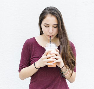 喝奶茶的女人特女人喝饮料照片