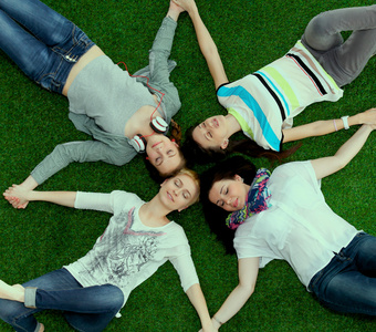 四人围圈拉绳图片