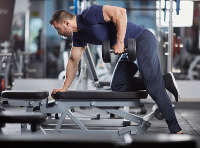 男人做哑铃划船照片