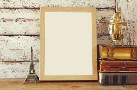 空白的木框,旁边的旧书.模板照片