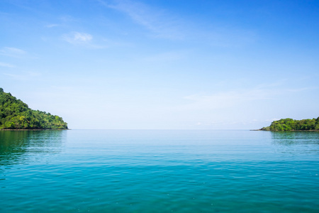 碧蓝天空清澈碧蓝的海水水和蓝色天空景观照片