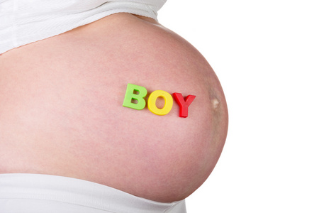 标志上白色孤立怀孕年轻男孩的肚子