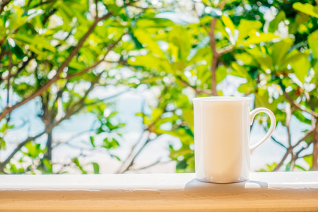 白咖啡杯子户外景观与