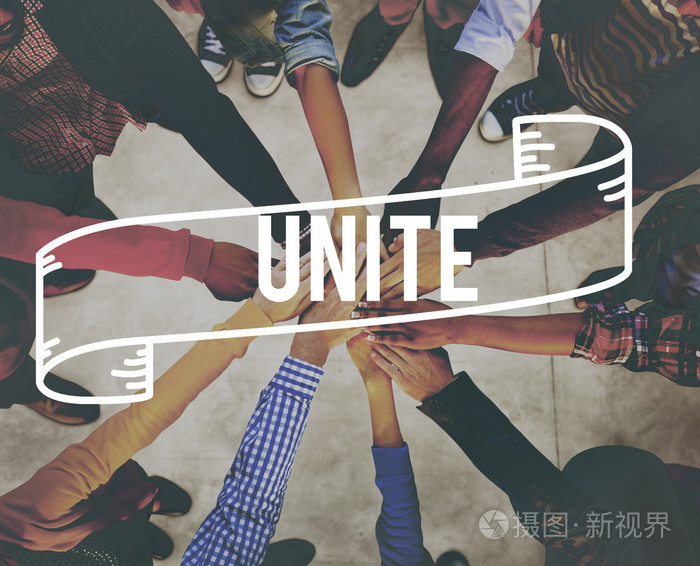 多种族人们手牵手