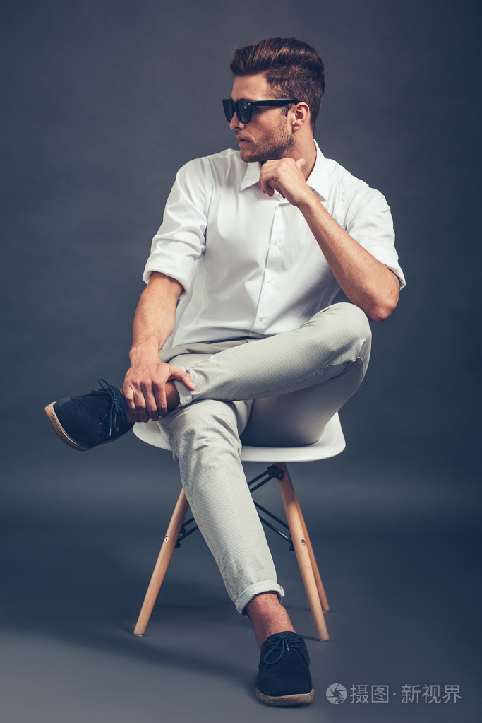 坐在椅子上的帅哥