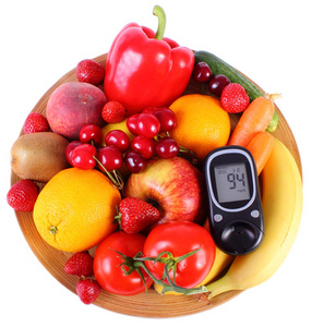 血糖仪在木板上的蔬菜和水果