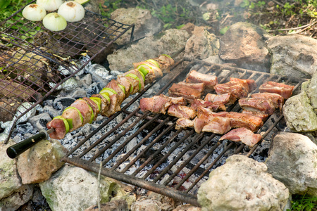 新鲜的肉和蔬菜准备在烤架上