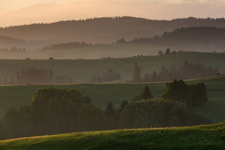 字段和日出的小山附近 Dolny Kubin 在斯洛伐克