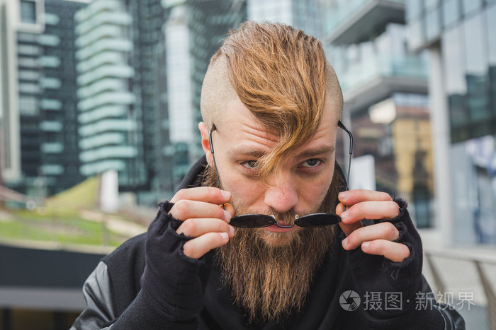 时尚的大胡子的男人街头留影