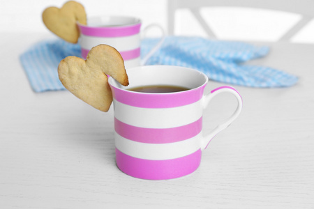 心的形状饼干上杯咖啡上表特写