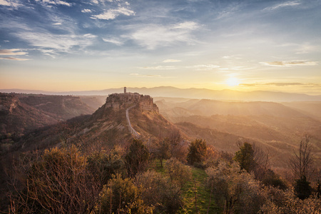 拉齐奥，意大利奇维塔 di Bagnoregio 观日出