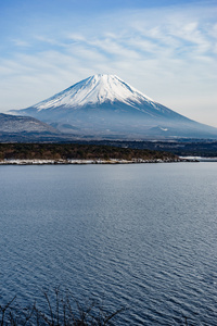 美丽的富士山冬季形成五个平静的湖泊。日本