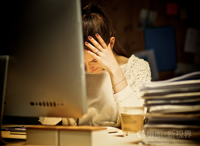 年轻貌美的女商人从办公室工作累了