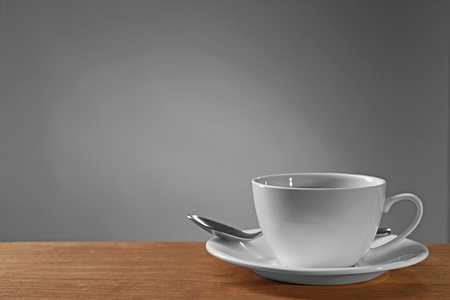 白色杯子与茶