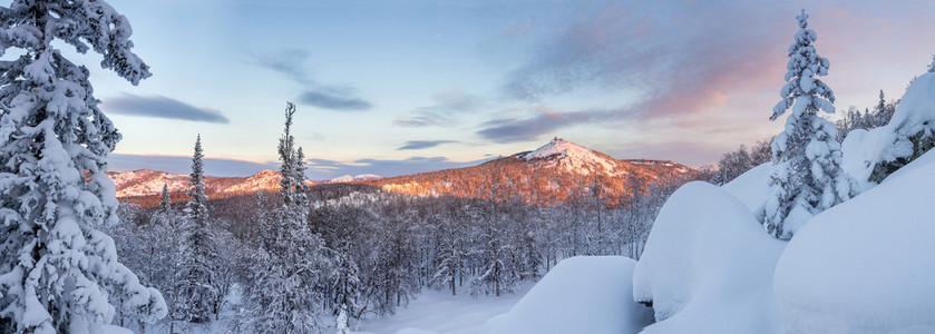 夕阳红的冬天山的全景