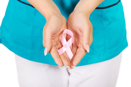 微笑的护士抱着粉红色乳腺癌癌症认识功能区