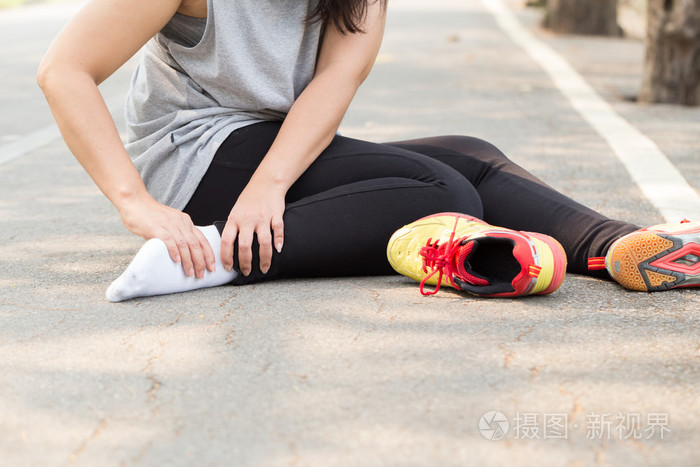 运动损伤在慢跑时踝关节疼痛的女人
