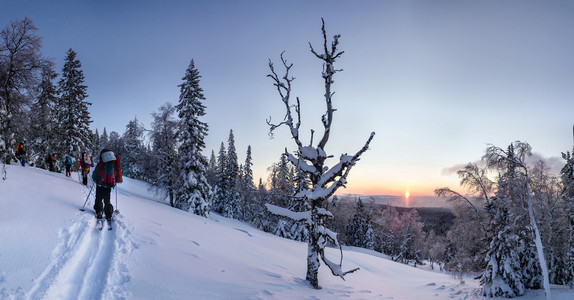 跨国家滑雪者在冬天乌拉尔山脉