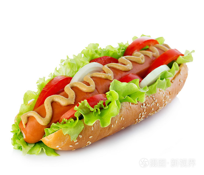 美式热狗与生菜 洋葱和番茄的特写，白色背景上。快餐食品