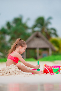 可爱的小女孩，在沙滩上玩玩具