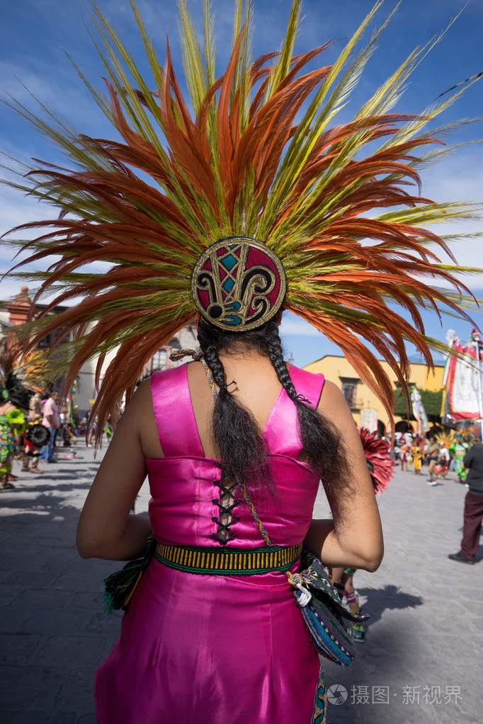 羽毛头饰的土著墨西哥女人