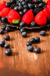 蓝莓和草莓上板和石头的背景