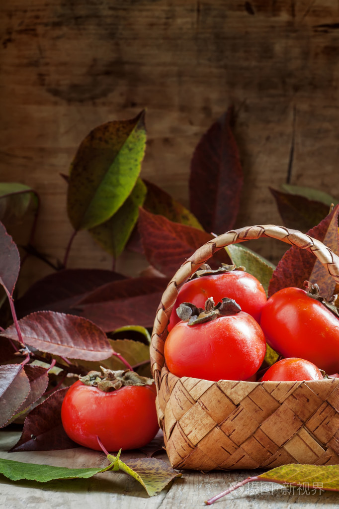 在柳条篮子熟柿子