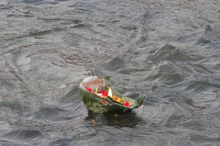 印度哈里德瓦尔恒河上的鲜花产品