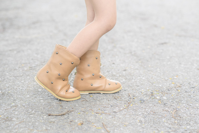 小女孩腿与在沥青路面上启动照片-正版商用图片1nr6ps-摄图新视界